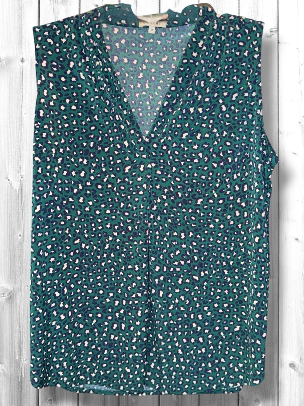 🌼Beacon Dark Green and Navy Sleeveless V-Neck Animal Print Blouse